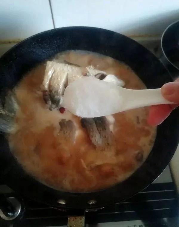 鱼怎么去除腥味，鱼怎么去腥味（鱼肉去腥不能只用葱姜料酒）