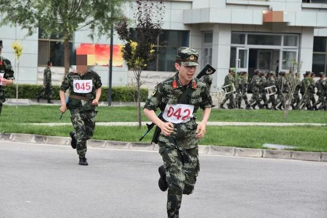 武警的 黑色t恤 平民可以穿着在大街上走吗，武警的 黑色t恤 平民可以穿着在大街上走吗？？ 肩膀写的 中国人民解放军（从军营立功归来的浙大学生高天驰）