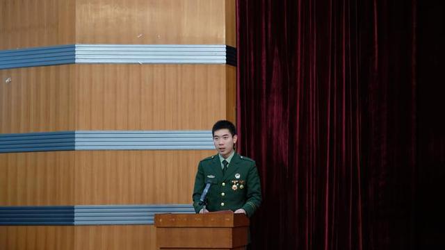 武警的 黑色t恤 平民可以穿着在大街上走吗，武警的 黑色t恤 平民可以穿着在大街上走吗？？ 肩膀写的 中国人民解放军（从军营立功归来的浙大学生高天驰）