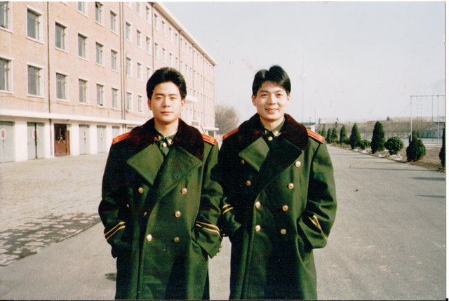 武警的 黑色t恤 平民可以穿着在大街上走吗，武警的 黑色t恤 平民可以穿着在大街上走吗？？ 肩膀写的 中国人民解放军（从军营立功归来的浙大学生高天驰）