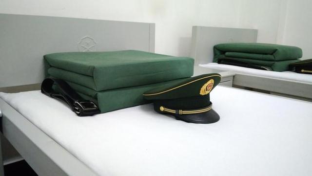 武警的 黑色t恤 平民可以穿着在大街上走吗，武警的 黑色t恤 平民可以穿着在大街上走吗？？ 肩膀写的 中国人民解放军（从军营立功归来的浙大学生高天驰）