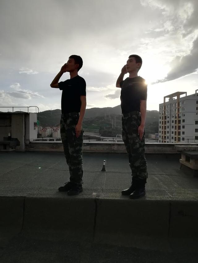 武警的 黑色t恤 平民可以穿着在大街上走吗，武警的 黑色t恤 平民可以穿着在大街上走吗？？ 肩膀写的 中国人民解放军（从军营立功归来的浙大学生高天驰）