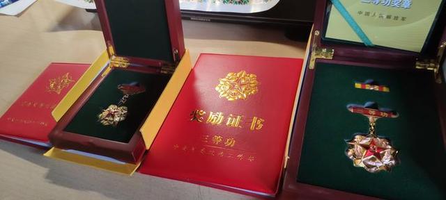 武警的 黑色t恤 平民可以穿着在大街上走吗，武警的 黑色t恤 平民可以穿着在大街上走吗？？ 肩膀写的 中国人民解放军（从军营立功归来的浙大学生高天驰）