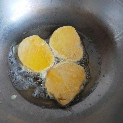 营养早餐鸡蛋馒头片怎么做，鸡蛋馒头片的做法（#废物利用比油条还好吃不腻的鸡蛋煎馒头片）