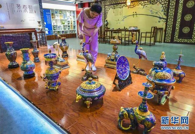 景泰蓝是什么地方工艺，景泰蓝是什么材质做的（纯手工景泰蓝走出国门）