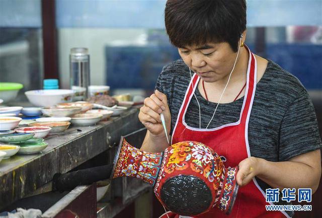 景泰蓝是什么地方工艺，景泰蓝是什么材质做的（纯手工景泰蓝走出国门）