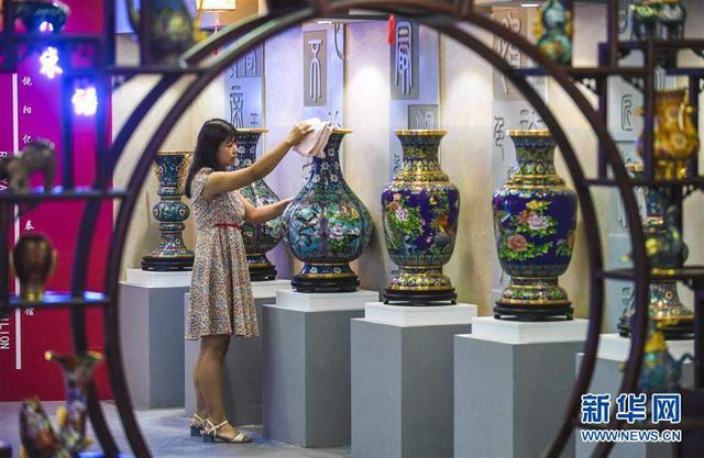 景泰蓝是什么地方工艺，景泰蓝是什么材质做的（纯手工景泰蓝走出国门）