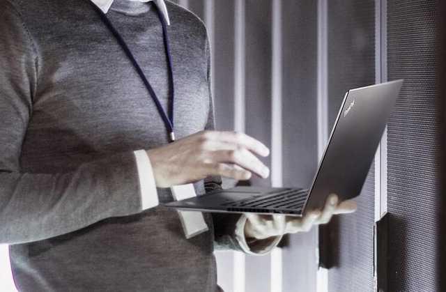 14寸的电脑和a4纸哪个大，14寸笔记本和a4纸谁大（这三款才是正确的“打开方式”）