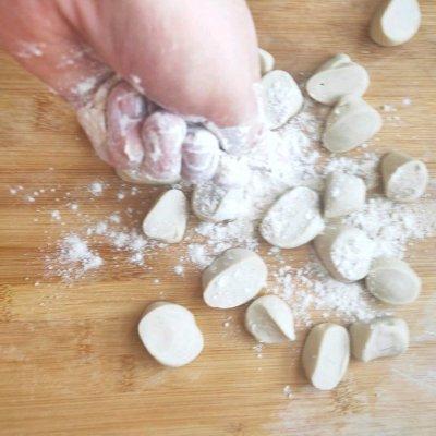 韭菜包水饺方法，韭菜水饺做法（韭菜这样包出水饺比饺子店里卖的好吃多了）