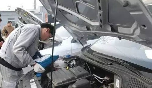 汽车冷却液多少钱一瓶(汽车冷却液自己可以换吗)