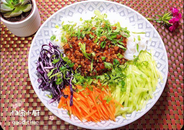 炸酱米线做法是什么，最正宗的米线酱的做法（#夏天夜宵High起来）