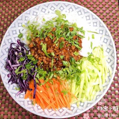 炸酱米线做法是什么，最正宗的米线酱的做法（#夏天夜宵High起来）