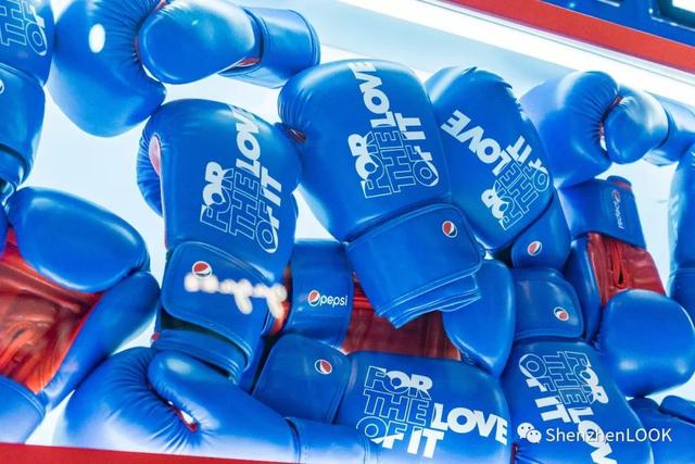 像百事可乐标志的衣服是什么牌子，logo像百事可乐的衣服（百事可乐快闪店）