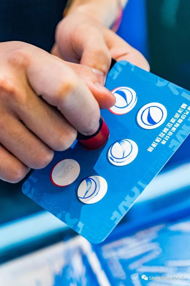 像百事可乐标志的衣服是什么牌子，logo像百事可乐的衣服（百事可乐快闪店）