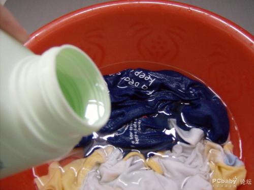 衣服上的辣椒油怎么洗掉，衣服上沾了辣椒油怎么快速去除（白色T恤沾上辣椒油）