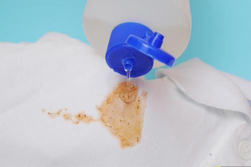 衣服上的辣椒油怎么洗掉，衣服上沾了辣椒油怎么快速去除（白色T恤沾上辣椒油）