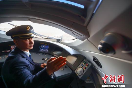 高铁用什么燃料，高铁动车是用什么燃料（系安全带吗……这些知识你都知道吗）