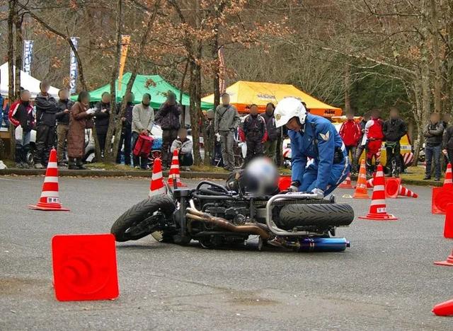 男式摩托车怎么停车不熄火继续开，男装摩托车怎么停车不熄火（摩托车骑士必备技巧完整公开）