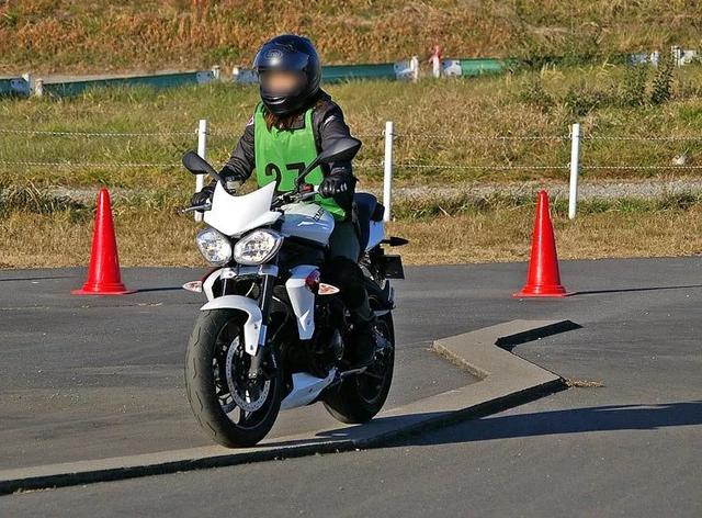 男式摩托车怎么停车不熄火继续开，男装摩托车怎么停车不熄火（摩托车骑士必备技巧完整公开）