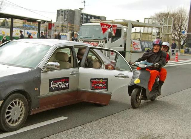 男式摩托车怎么停车不熄火继续开，男装摩托车怎么停车不熄火（摩托车骑士必备技巧完整公开）