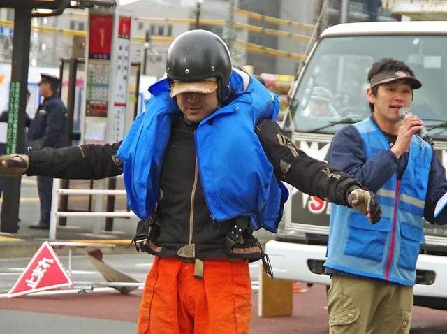 男式摩托车怎么停车不熄火继续开，男装摩托车怎么停车不熄火（摩托车骑士必备技巧完整公开）