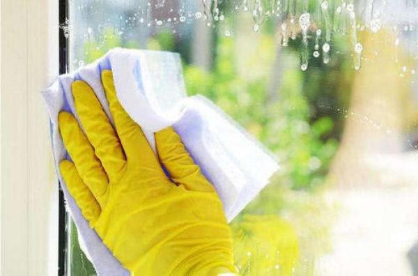 玻璃脏了用什么方法清洗最干净，玻璃脏了不用费力擦