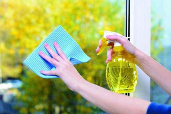 玻璃脏了用什么方法清洗最干净，玻璃脏了不用费力擦