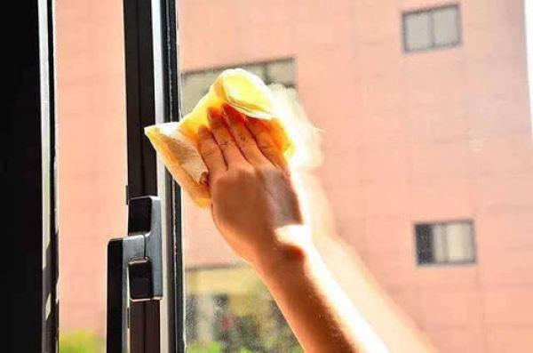 玻璃脏了用什么方法清洗最干净，玻璃脏了不用费力擦