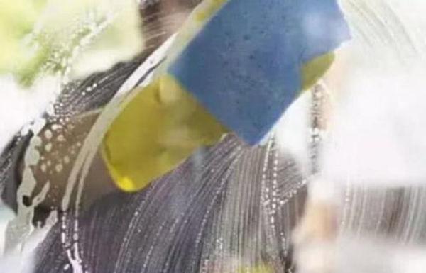 玻璃脏了用什么方法清洗最干净，玻璃脏了不用费力擦