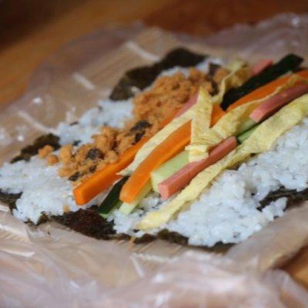 寿司怎么卷才紧，怎样才能将寿司卷紧（百吃不腻的寿司教程）