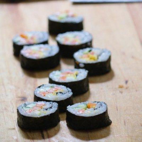 寿司怎么卷才紧，怎样才能将寿司卷紧（百吃不腻的寿司教程）