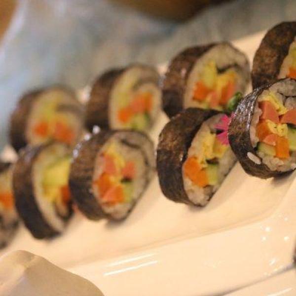 寿司怎么卷才紧，怎样才能将寿司卷紧（百吃不腻的寿司教程）