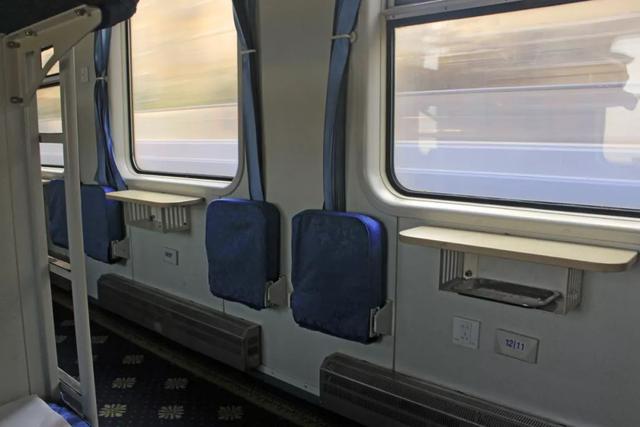 火车中铺怎么上去，教你如何乘坐火车卧铺（头该朝窗还是过道）