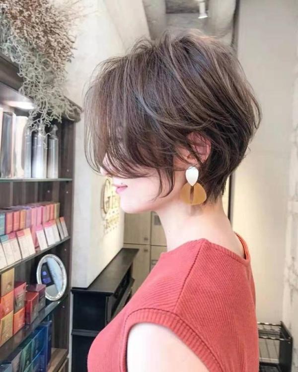 热烫和冷烫的区别，冷烫和热烫的区别和优缺点（爱烫发的女生了解一下）