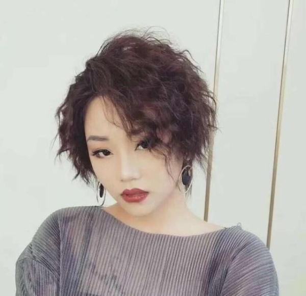 热烫和冷烫的区别，冷烫和热烫的区别和优缺点（爱烫发的女生了解一下）