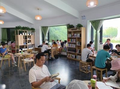 智慧书屋开启居民别样生活，茶社变身“智慧书屋”居民一“泡”就是一整天