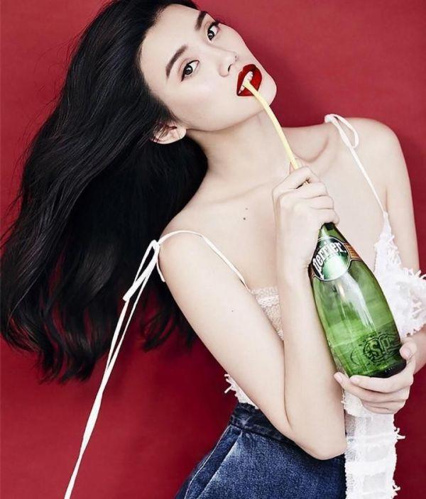 十大女性超模写真，开叉皮裙露锁骨