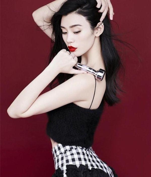 十大女性超模写真，开叉皮裙露锁骨