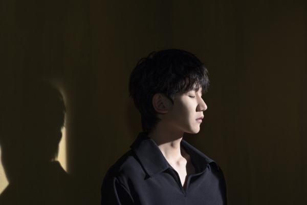 男孩歌曲的完整版歌词，男孩歌词（王源把“爱上一个人”写进新歌）