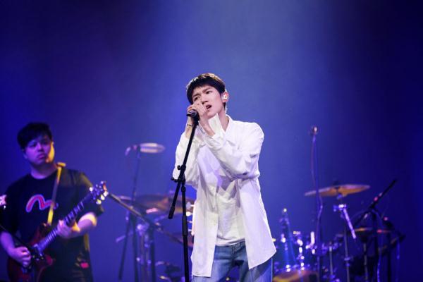 男孩歌曲的完整版歌词，男孩歌词（王源把“爱上一个人”写进新歌）