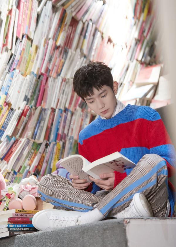 男孩歌曲的完整版歌词，男孩歌词（王源把“爱上一个人”写进新歌）