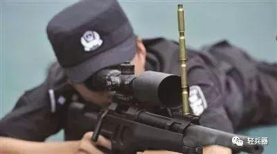 射击运动训练的常用辅助器材，射击运动器械分哪两种（枪口挂水壶、垒弹壳培养神枪手）