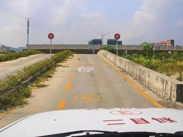 坡道定点停车和起步，坡道定点停车和起步技巧（坡道定点停车与起步详细图解）