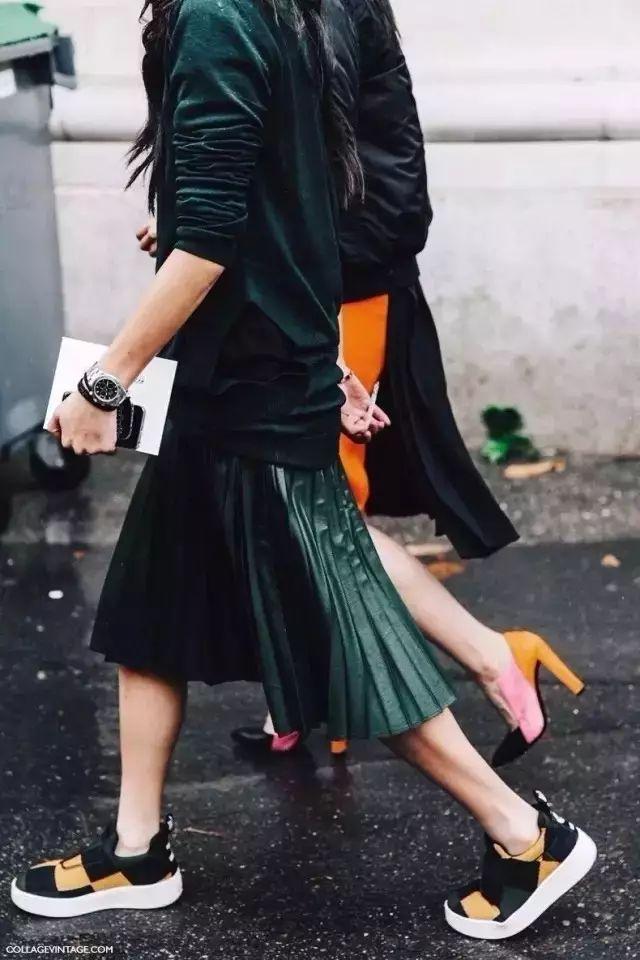 卫衣半裙早秋混搭时髦有女人味，卫衣＋半裙＝时髦又有女人味的早秋穿搭