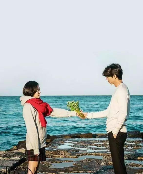 卫衣半裙早秋混搭时髦有女人味，卫衣＋半裙＝时髦又有女人味的早秋穿搭