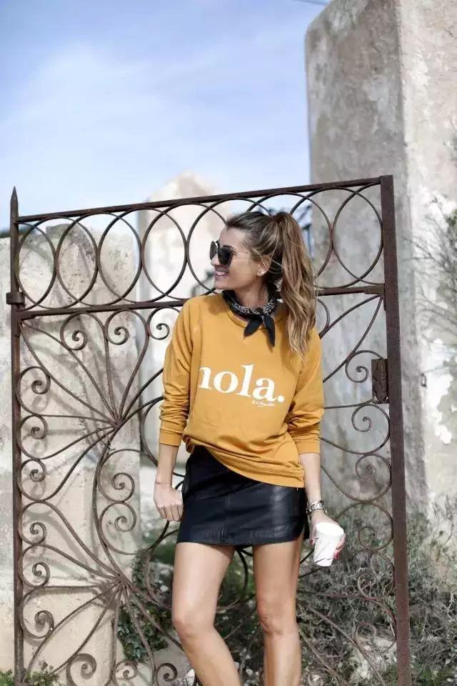 卫衣半裙早秋混搭时髦有女人味，卫衣＋半裙＝时髦又有女人味的早秋穿搭