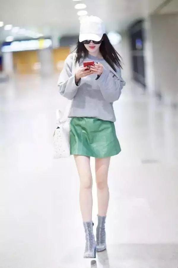 卫衣半裙早秋混搭时髦有女人味，卫衣＋半裙＝时髦又有女人味的早秋穿搭