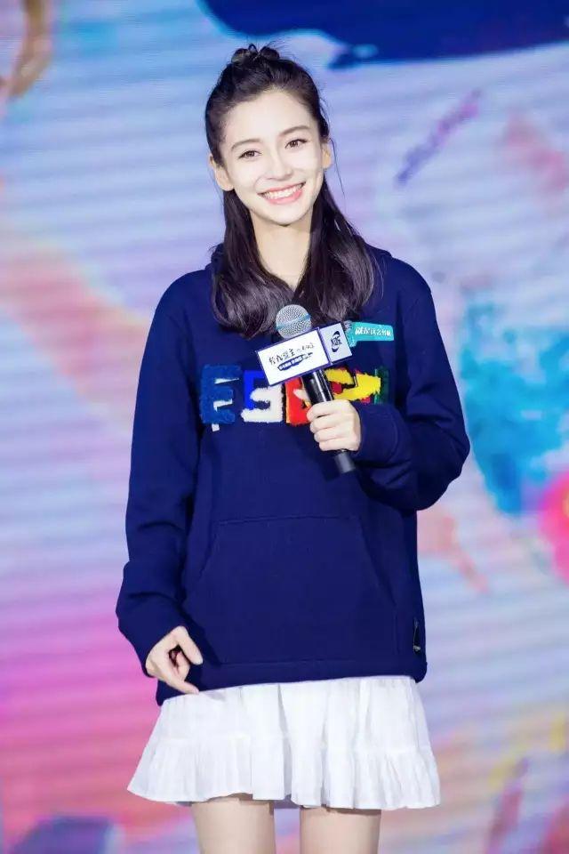 卫衣半裙早秋混搭时髦有女人味，卫衣＋半裙＝时髦又有女人味的早秋穿搭