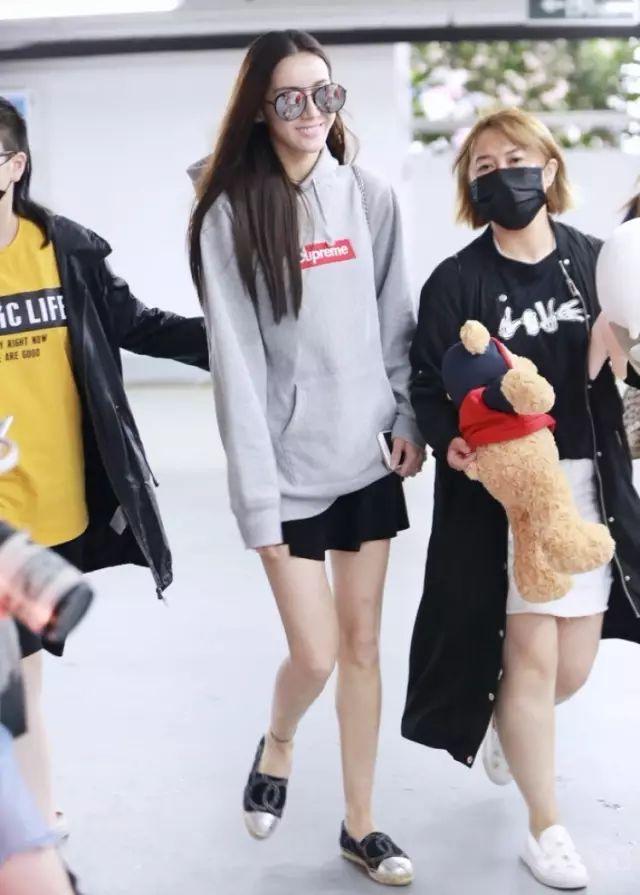 卫衣半裙早秋混搭时髦有女人味，卫衣＋半裙＝时髦又有女人味的早秋穿搭