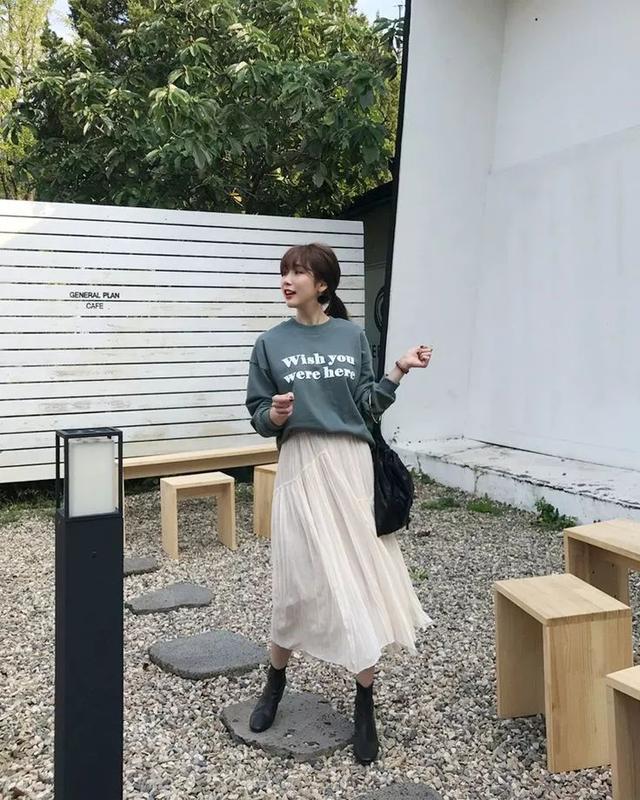卫衣半裙早秋混搭时髦有女人味，卫衣＋半裙＝时髦又有女人味的早秋穿搭